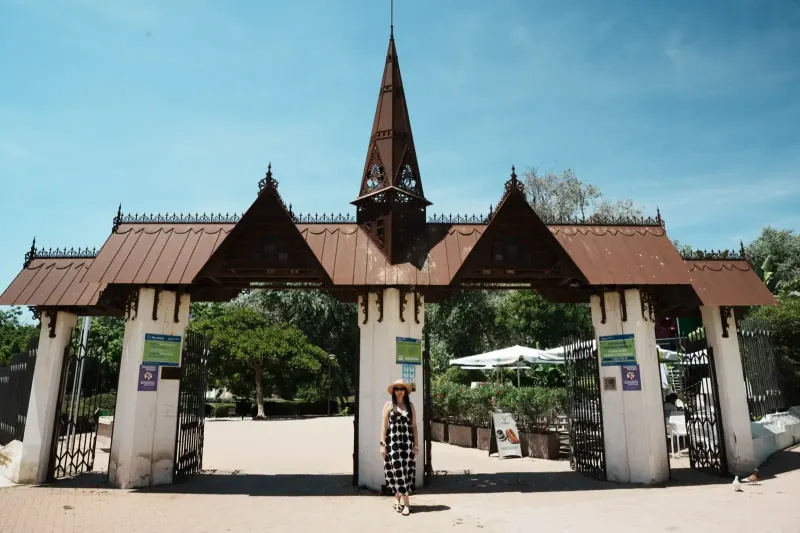 Woman posing at the entrance to Parque de la Paloma in Benalmádena