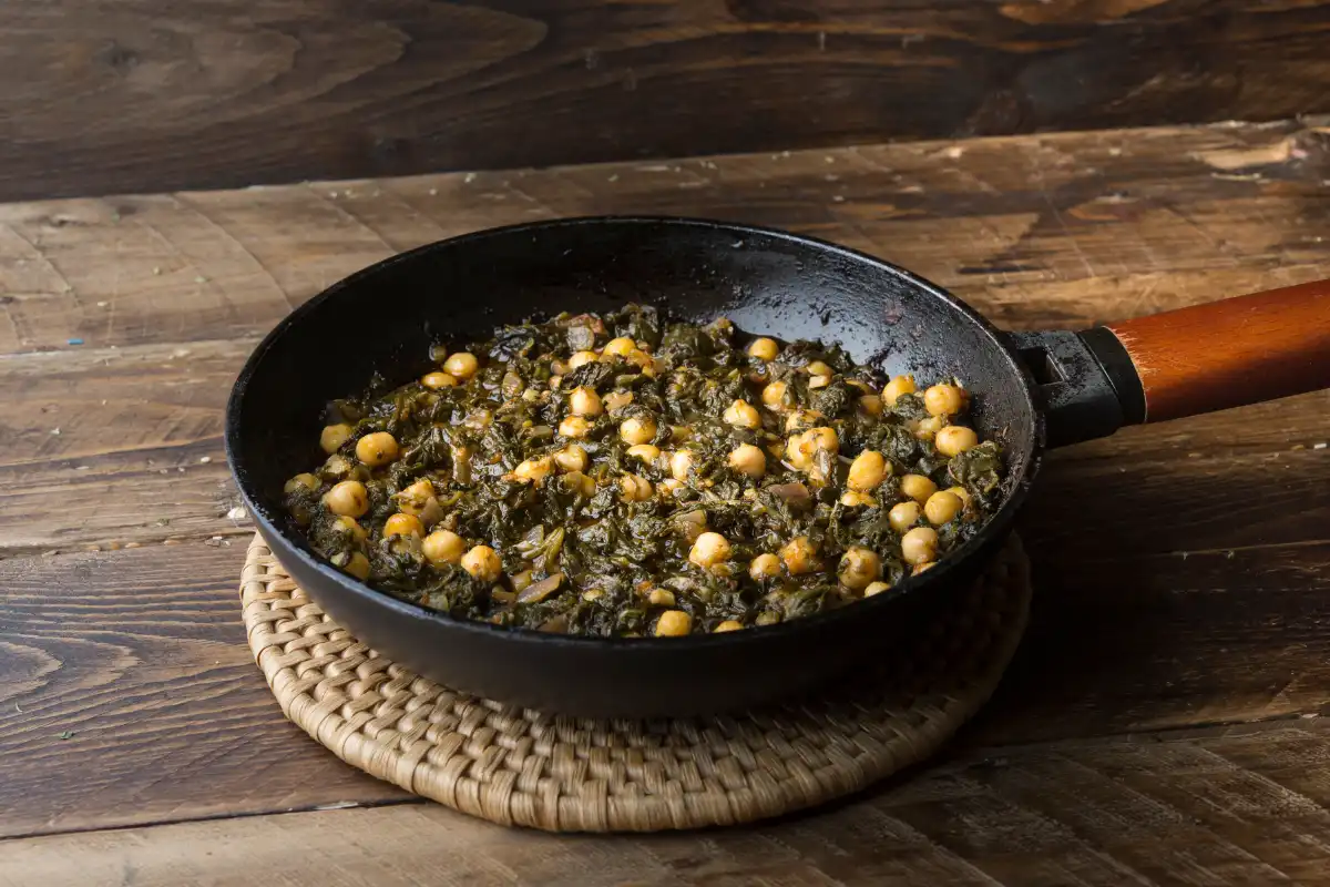 Espinacas con garbanzos, spinach with chickpeas cooked in olive oil and cumin