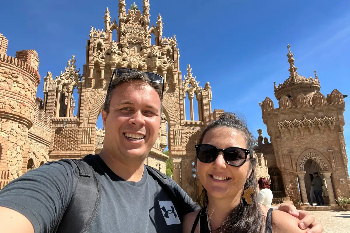 Heidi and Jethro taking a selfie in front of Colomares Castle in Benalmádena