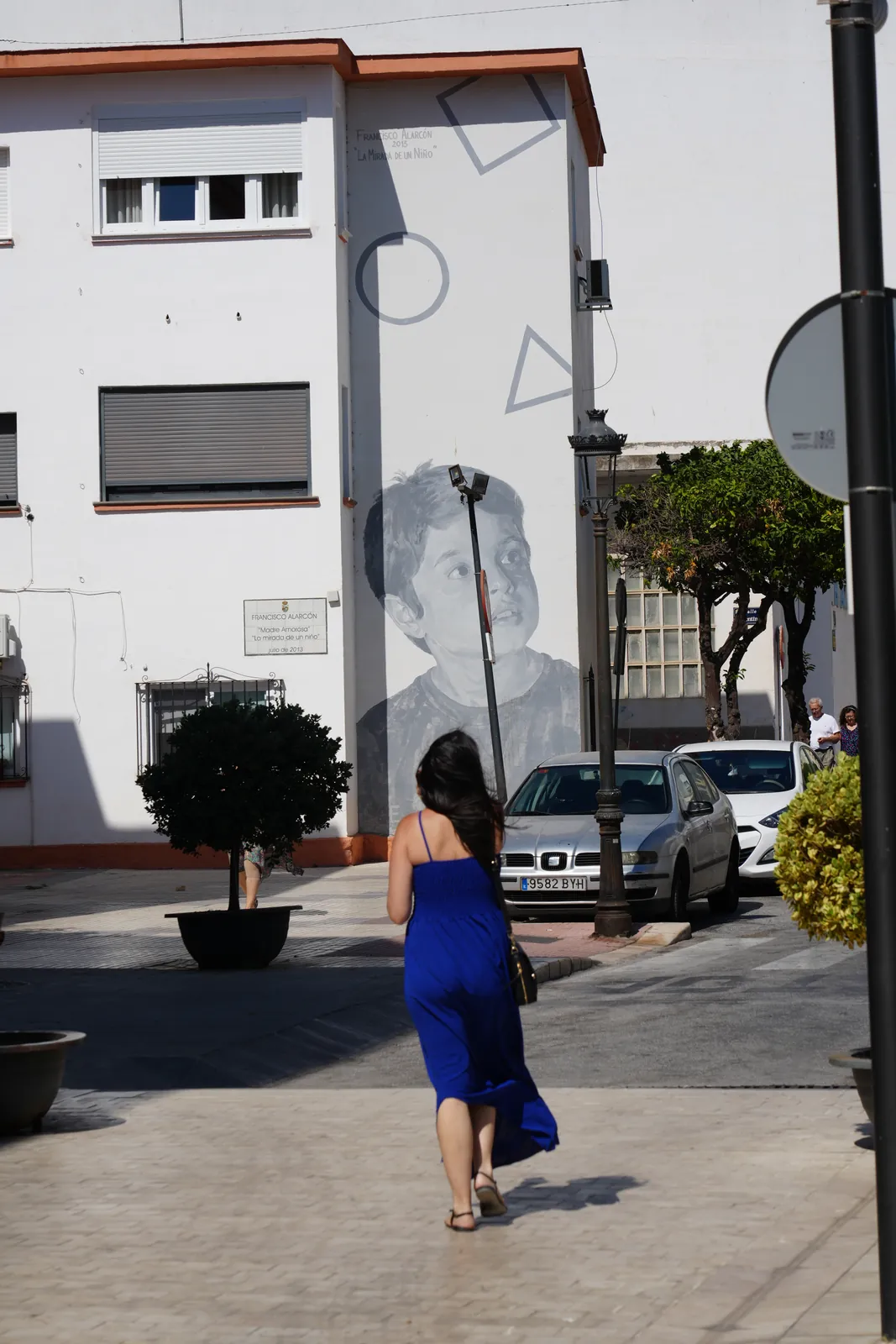 Grayscale portrait mural titled La Mirada de un Niño in Estepona