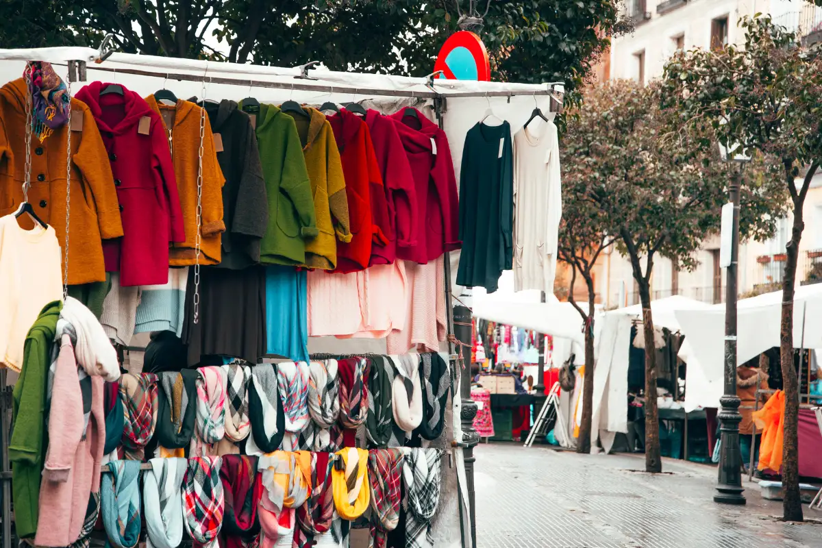Stalls and shoppers at the Wednesday mercadillo on Calle Eslovaquia in Estepona