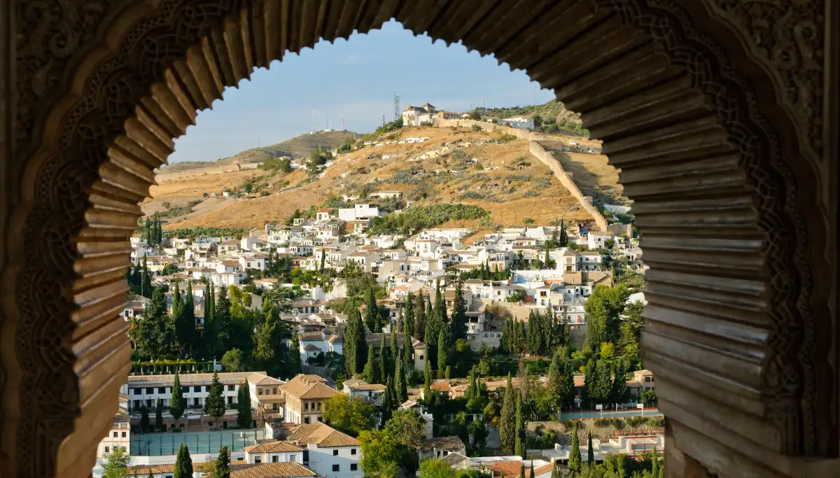 Walking through the Albaicín neighbourhood