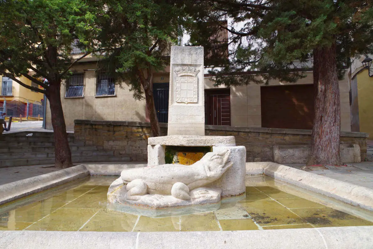 The Fuente del Lagarto lizard fountain in a Jaén plaza, honouring the city's famous legend