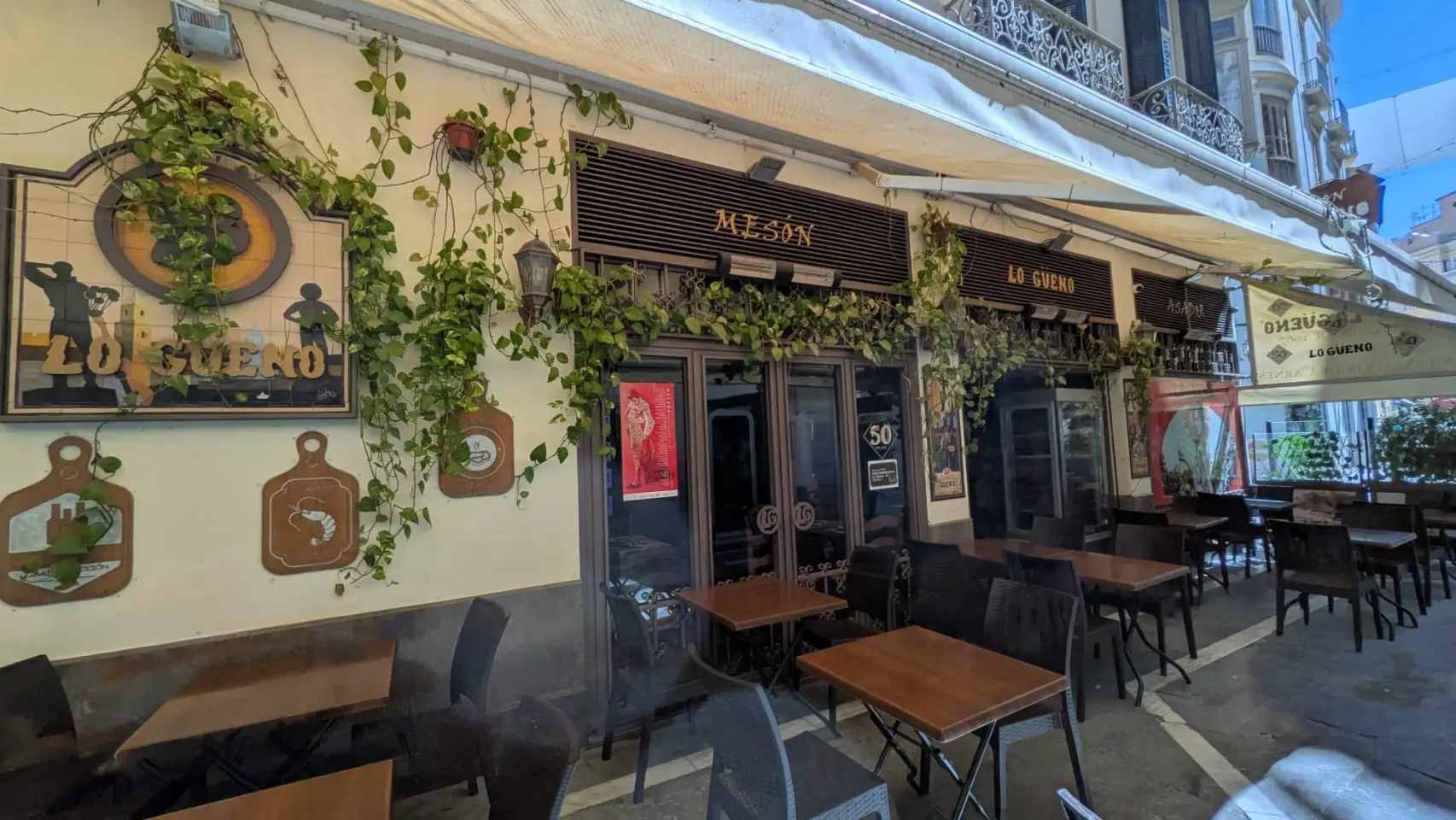 tables lining the street outside of Lo Gueno restaurant in Malaga.