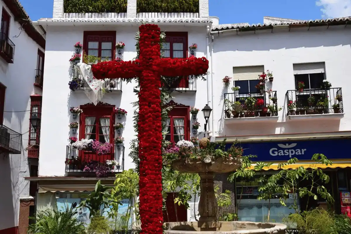 A flower-covered cross for Día de la Cruz in Málaga