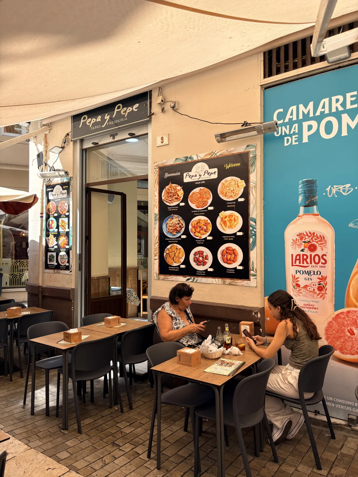 The Pepa y Pepe tapas freiduría storefront sign and outdoor tables on Calle Calderería in Málaga