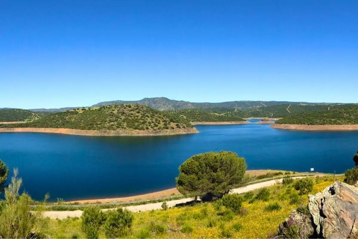 Hiking trail along the Ruta del Bronce leading to the dam near Banos de la Encina