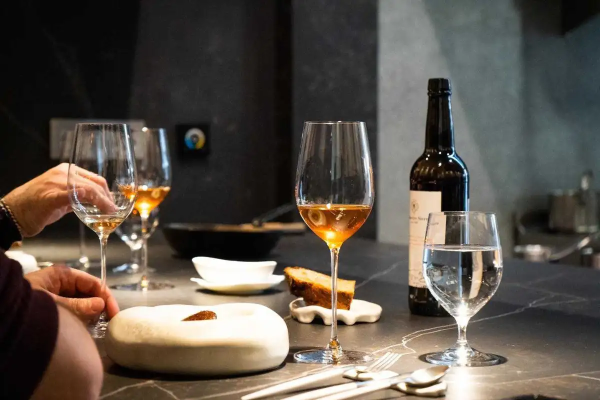Intimate dining room at Kaleja Michelin-recommended restaurant near Picasso Museum Málaga