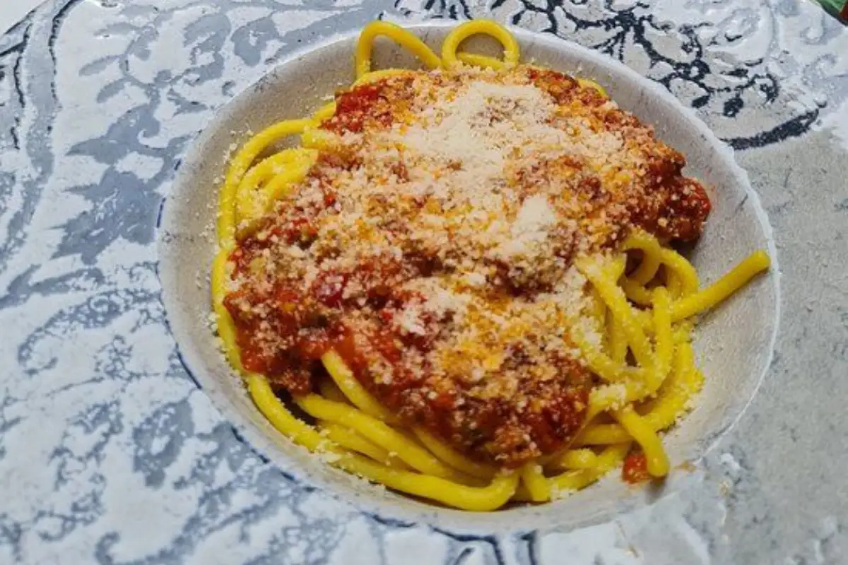 A bowl of spaghetti with tomato sauce and grated parmesan at Spago in Málaga