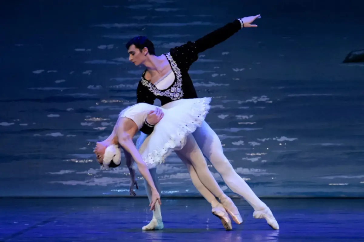Two ballet dancers performing a pas de deux on stage in Málaga