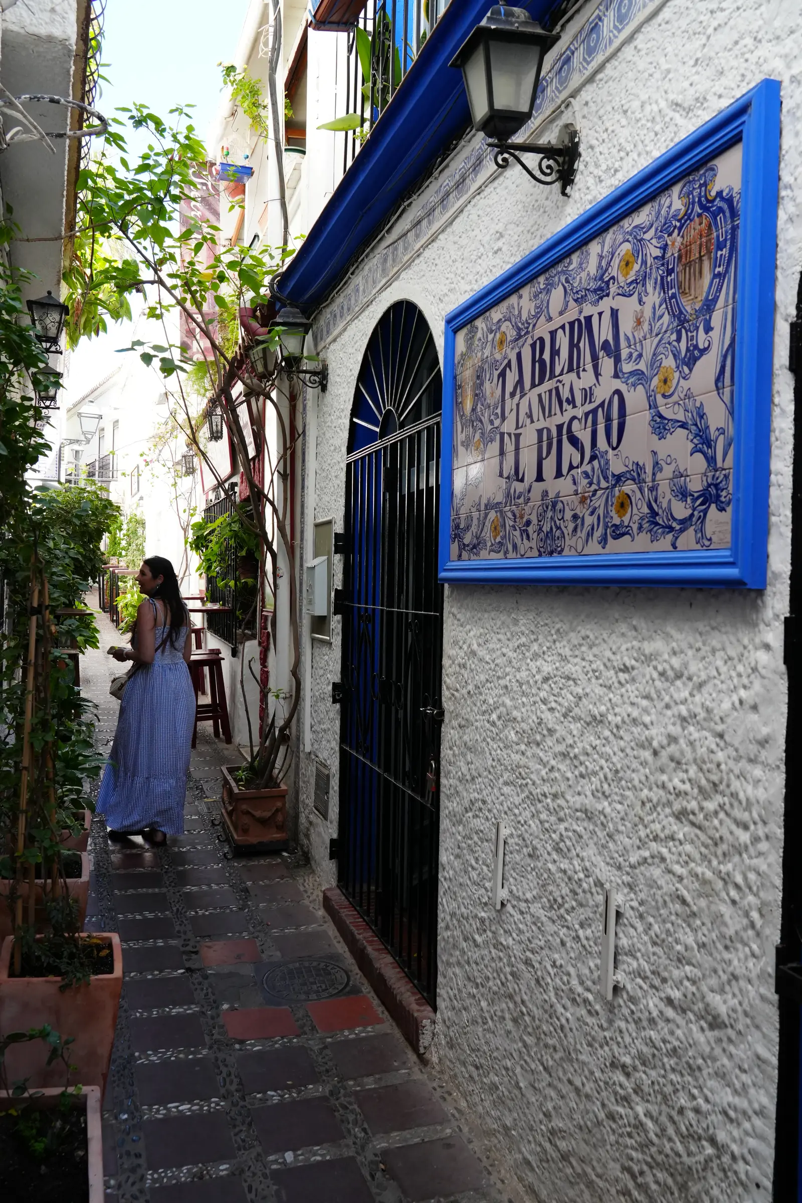 Tiled sign of Taberna La Niña del Pisto in a Marbella Old Town alley