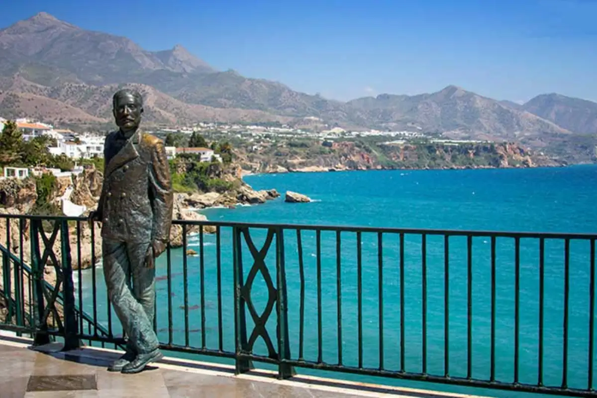 statue standing on the balcon de europa in nerja