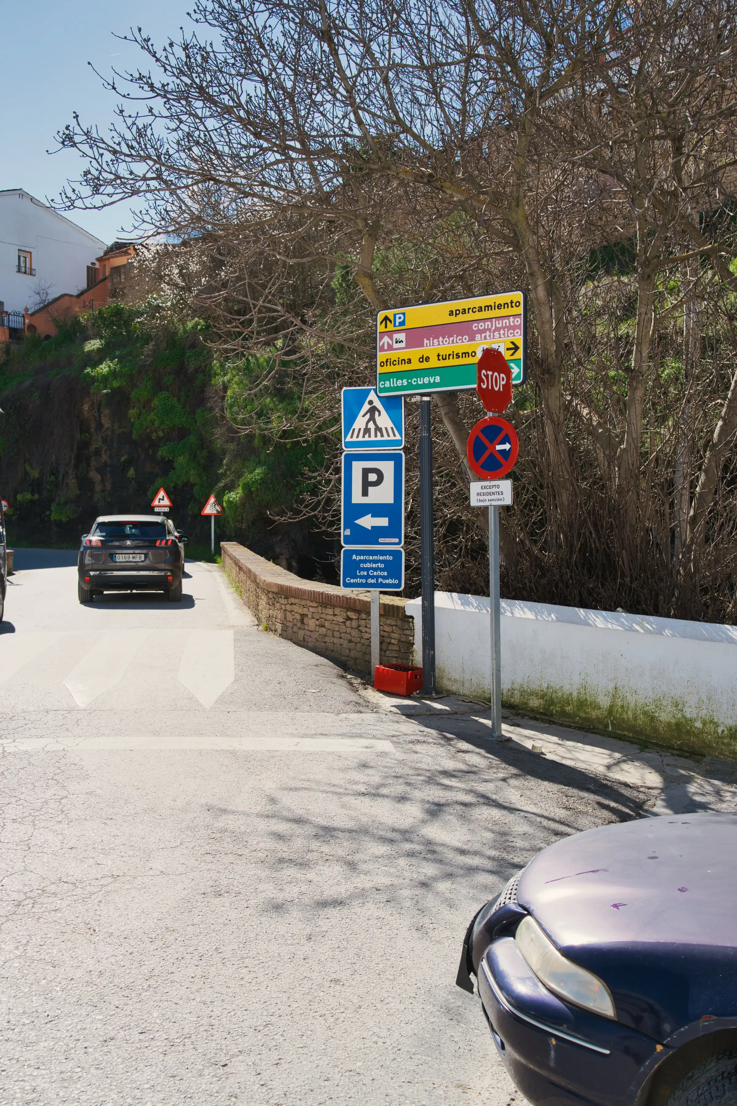 Road sign directing drivers to the covered Los Caños car park in Setenil de las Bodegas