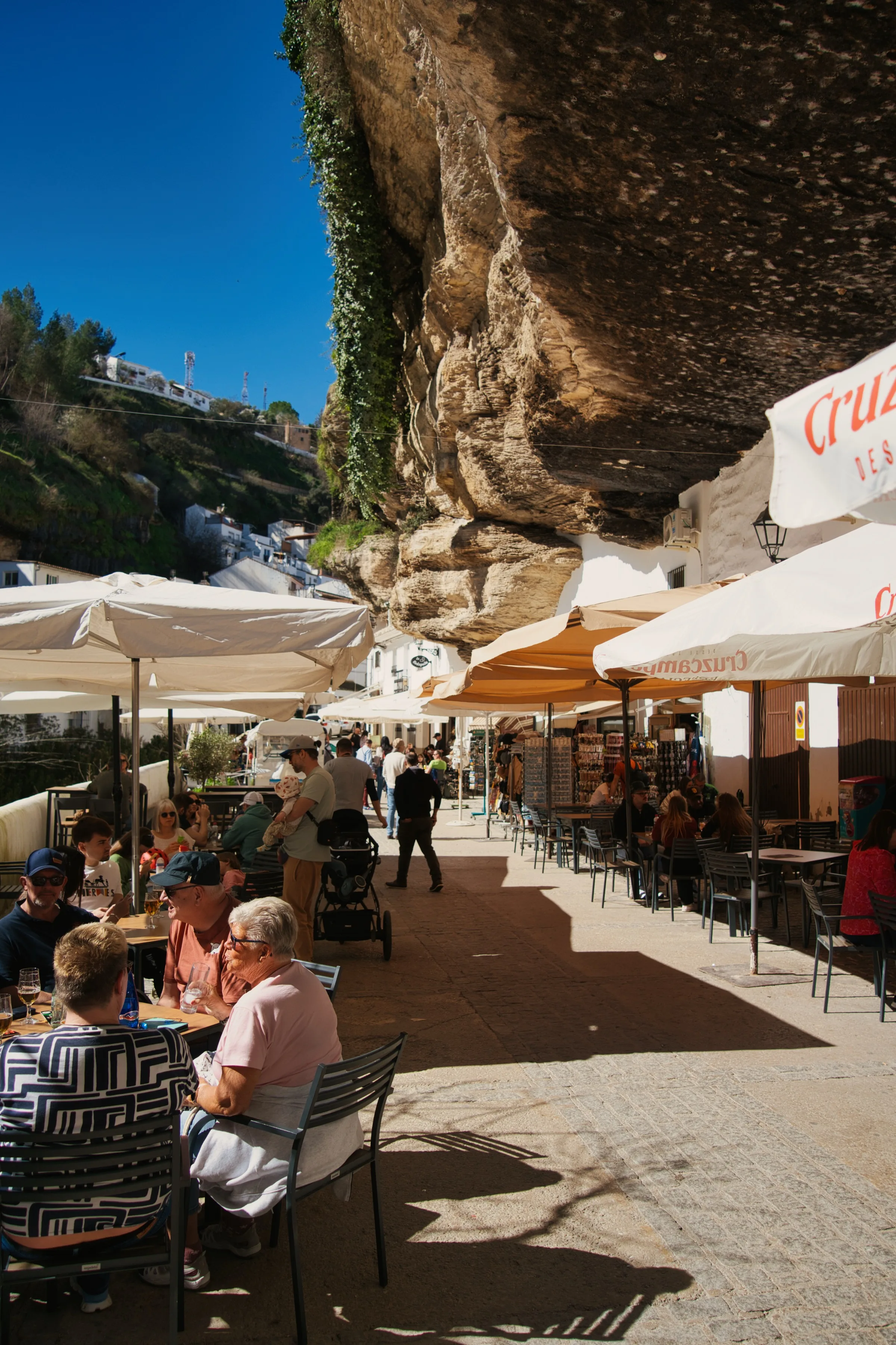 People eating in Setenil de las Bodegas