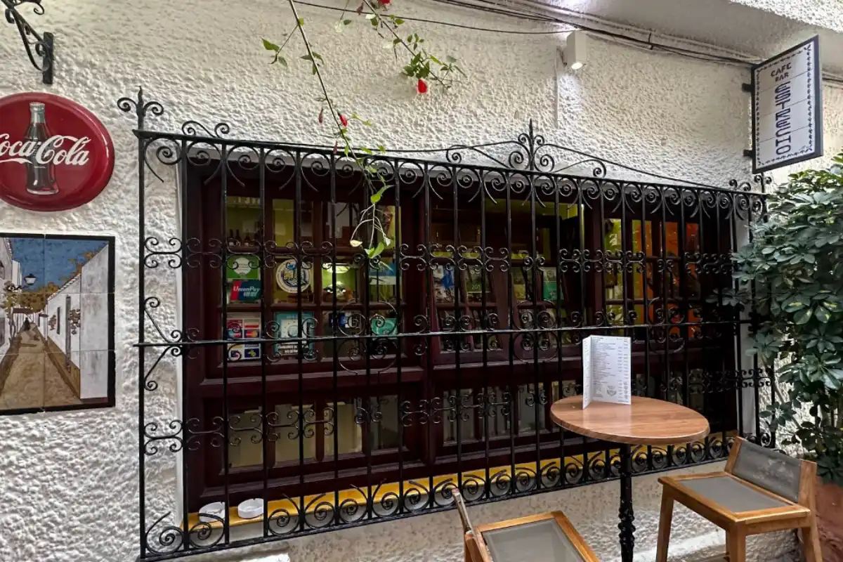 Bar El Estrecho narrow tapas bar in Marbella old town