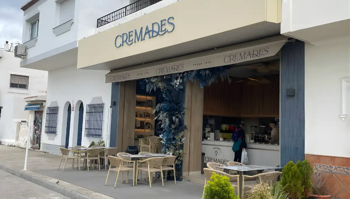 Cremades ice cream shop exterior with terrace seating in Pedregalejo, Malaga