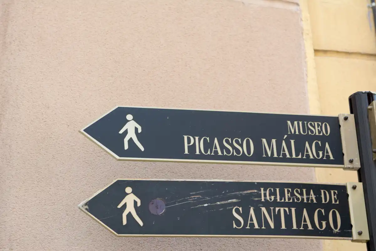 Street sign in Málaga old town pointing towards the Museo Picasso Málaga