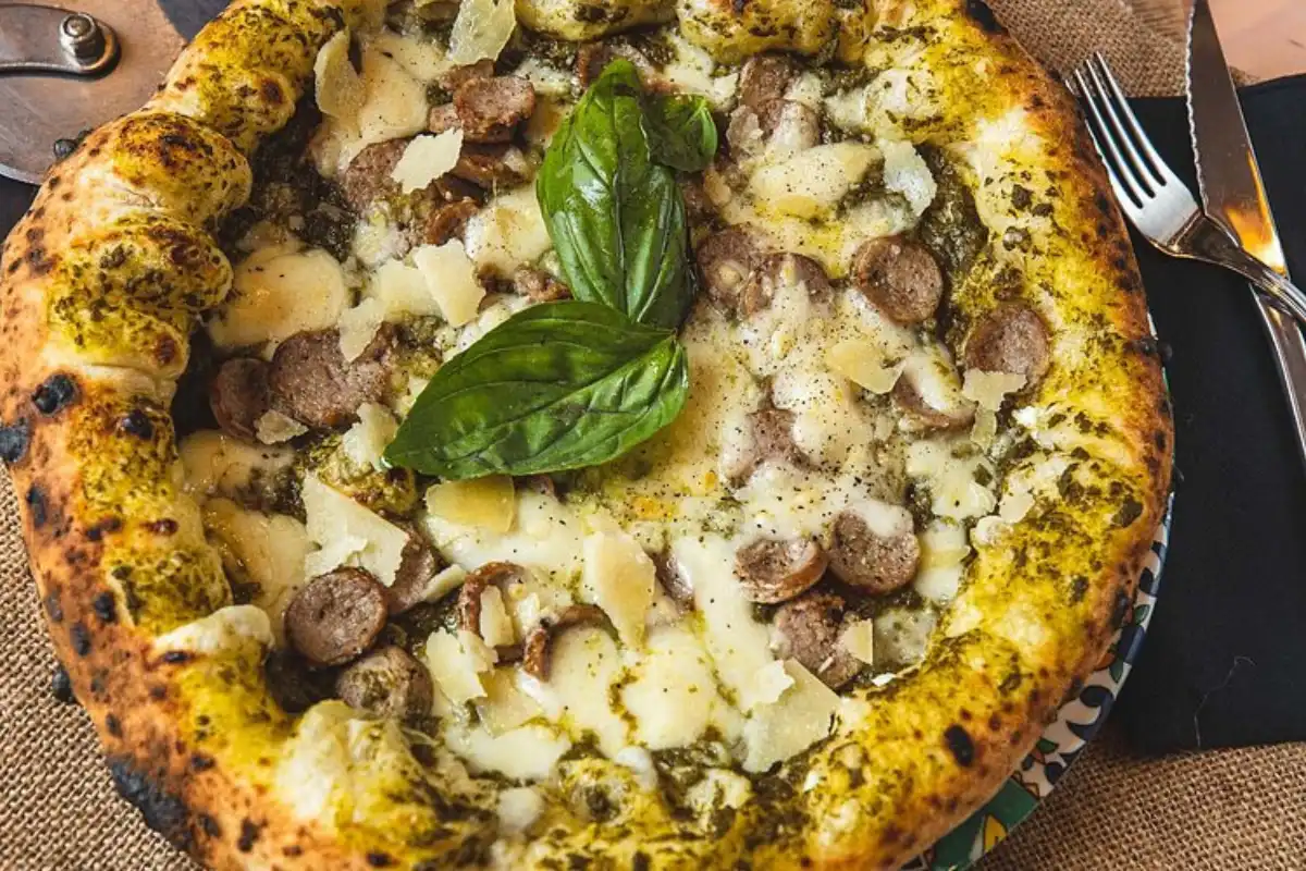 Neapolitan pizza with pesto, sausage and fresh basil at Terra Mia Málaga