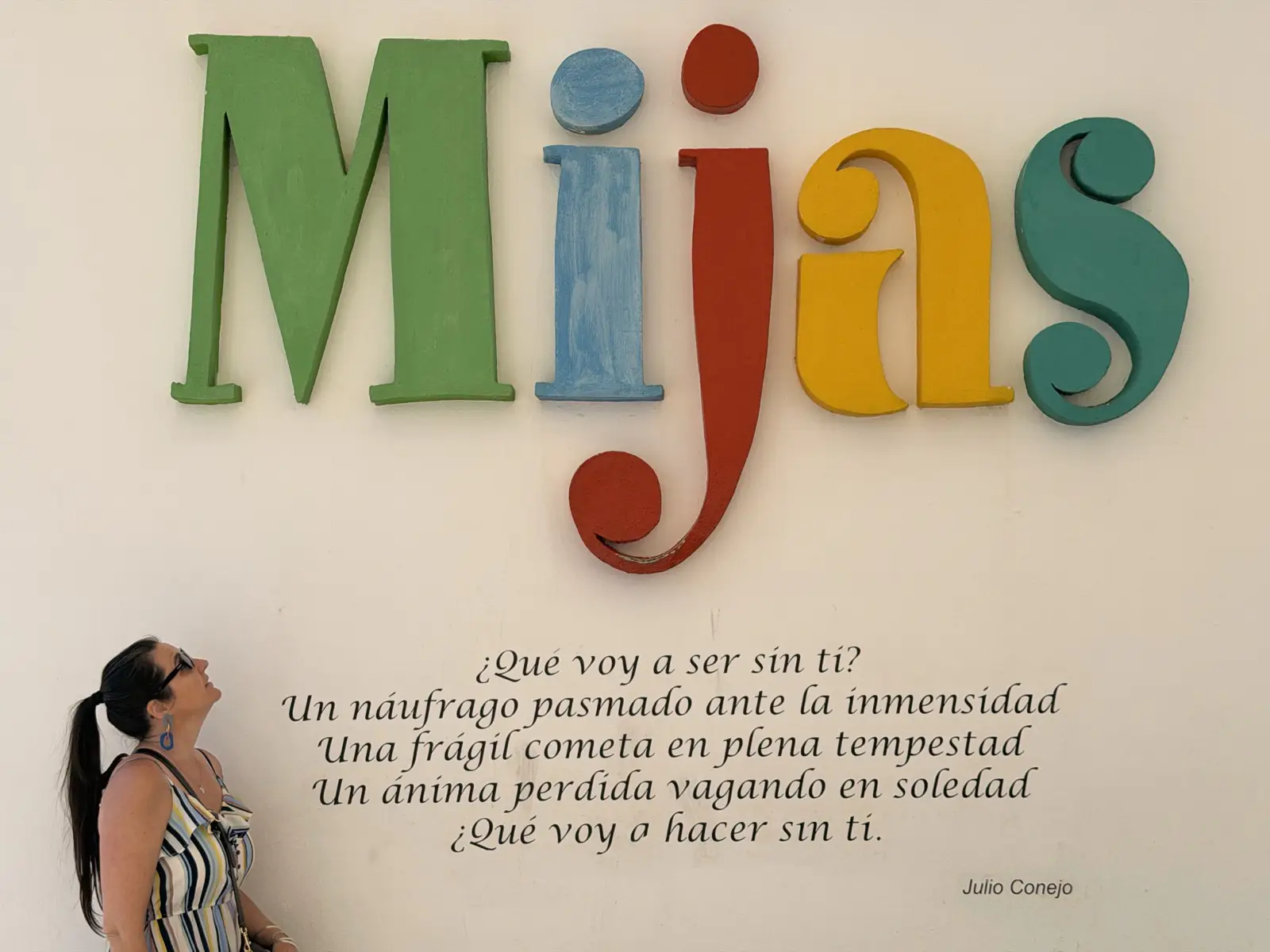 A woman posing in front of the Mijas sign.