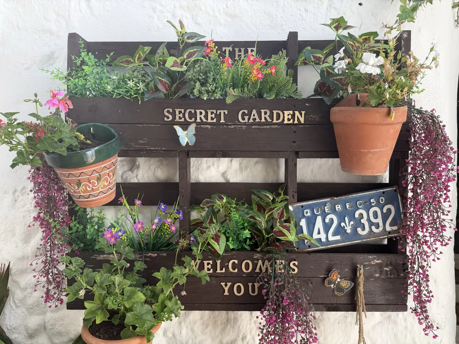 The Secret Garden welcomes you plaque in the courtyard in Mijas Pueblo