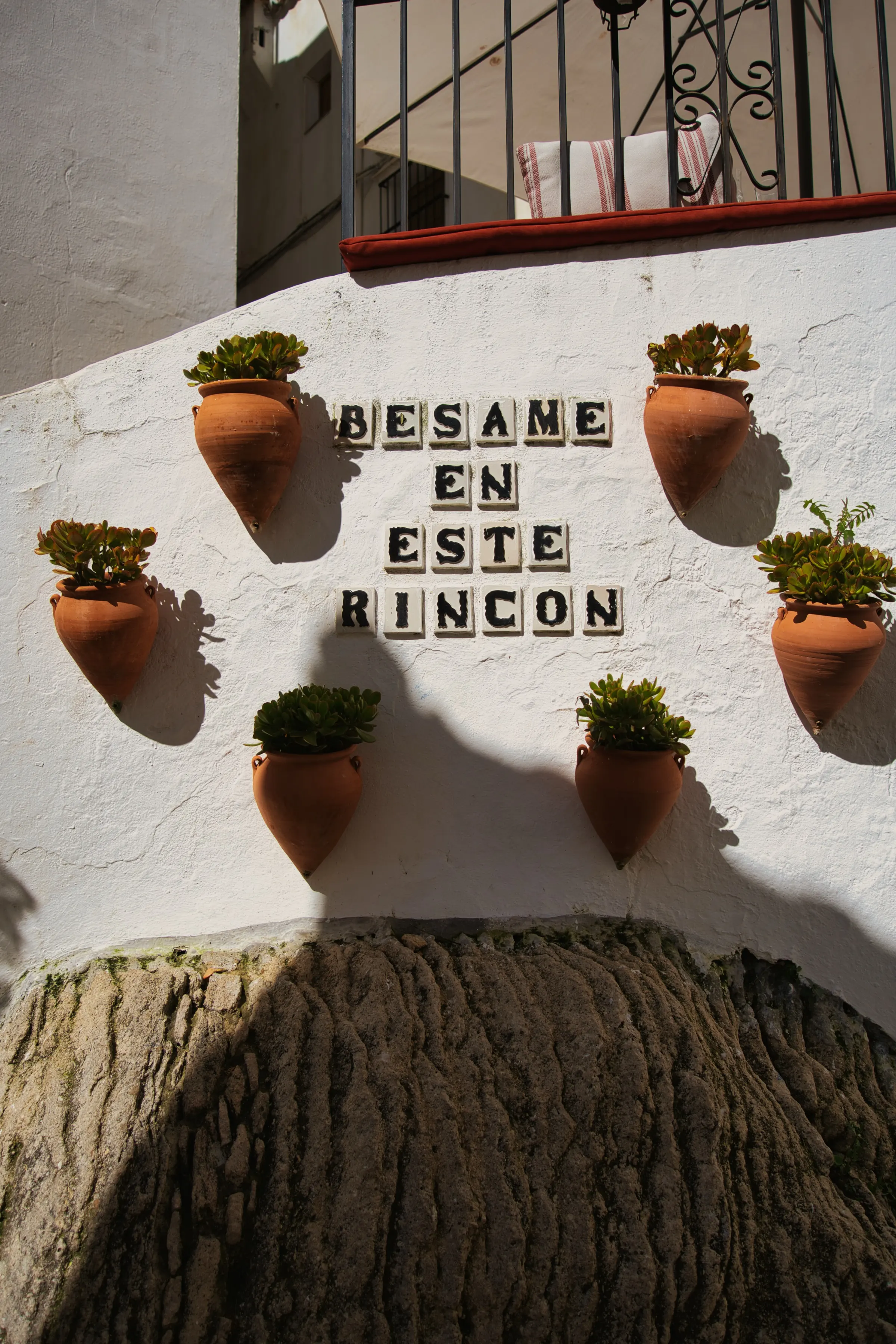 Besame en este rincón sign in Setenil de las Bodegas.